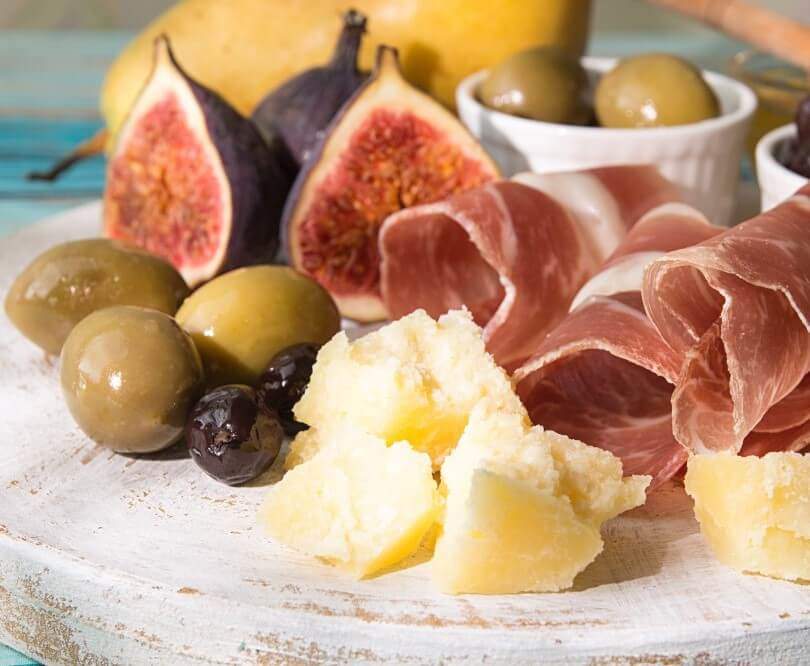 Where to eat on Elaphite islands - prosciutto with cheese and olives